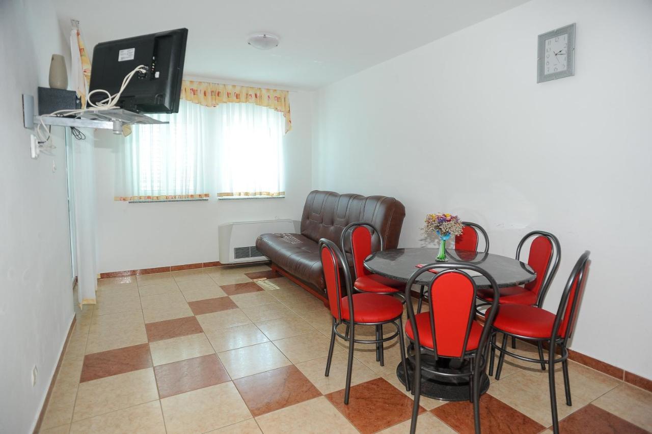 Apartmani Vila Caska Ngoại thất bức ảnh
